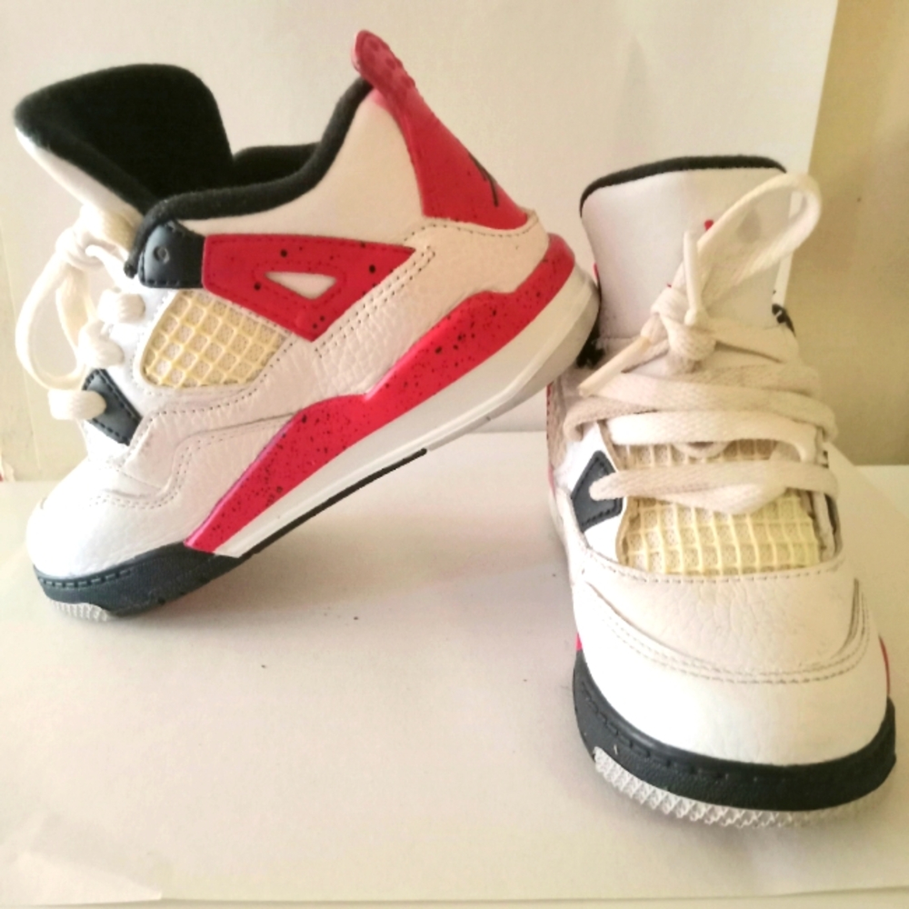 🔥🔥 Jordan Retro 4 in toddlers!! Size 9 never worn!!